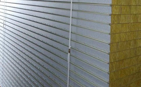 在選材和工藝方面巖棉夾芯板有哪些特點(diǎn)？